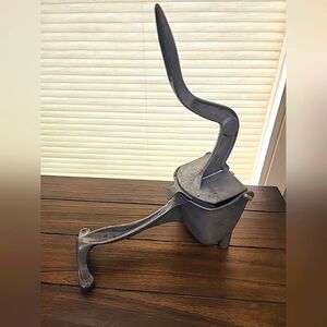 Vintage Wear-Ever Aluminum Lipped Hand Held Juicer